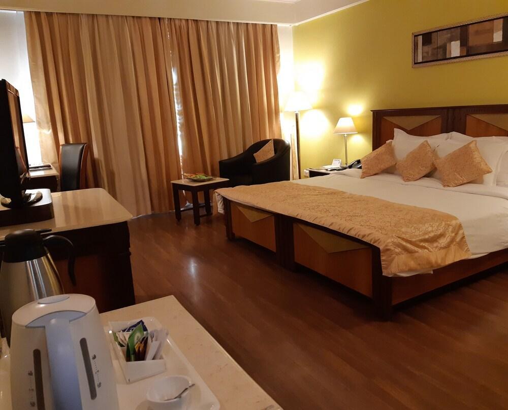 Hotel The Piccadily Lucknow Exterior foto