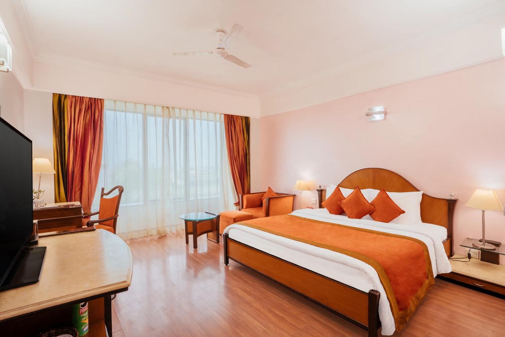 Hotel The Piccadily Lucknow Exterior foto