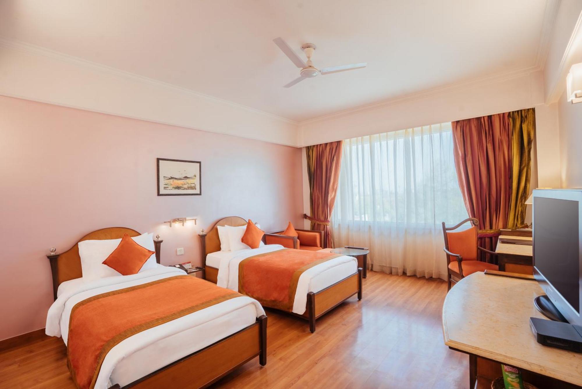 Hotel The Piccadily Lucknow Exterior foto